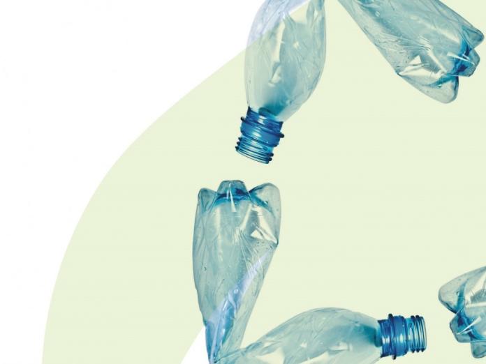 Sammenkrøllede gennemsigtige plastikflasker formet som genbrugs motiv